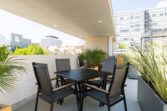 Kingsley Diplomat Apartments in Los Angeles, CA - Building Photo - Building Photo