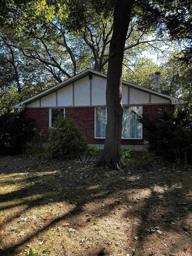 1931 Lakeshore Rd in Sarnia, ON - Building Photo - Building Photo
