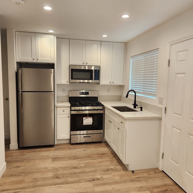 500 S Main St, Unit 504 in Burbank, CA - Building Photo - Building Photo