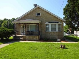 1002 Montague St in Rockford, IL - Building Photo