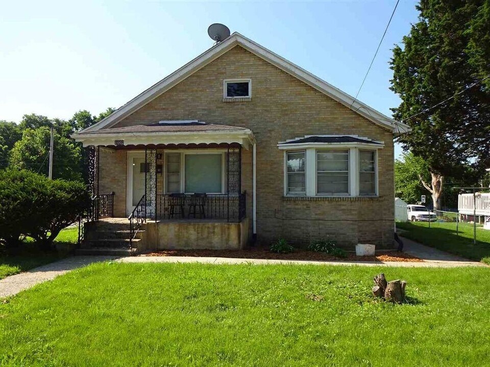 1002 Montague St in Rockford, IL - Building Photo