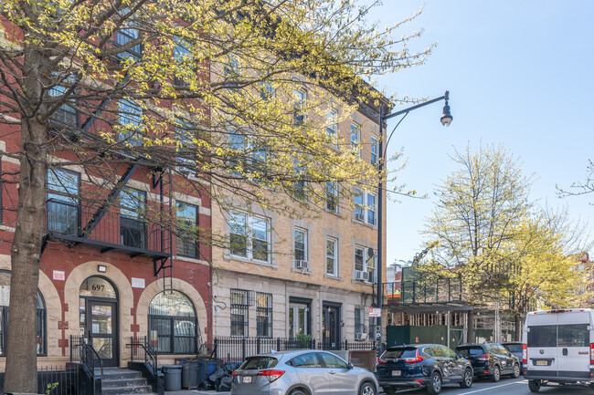 703 Franklin Ave in Brooklyn, NY - Foto de edificio - Building Photo