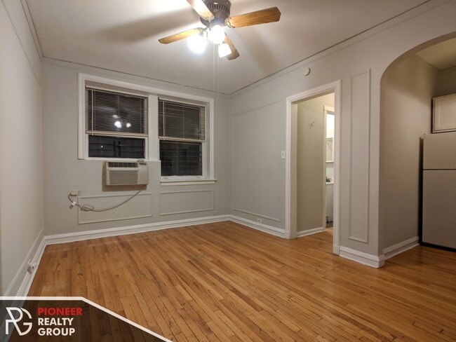 832 W Wolfram St, Unit 837-102