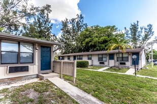 Centre Lake III in Miami, FL - Building Photo