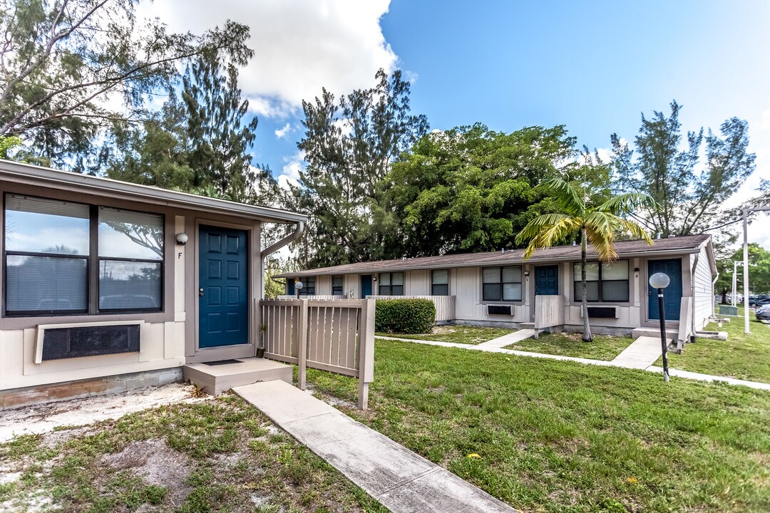 Centre Lake III in Miami, FL - Building Photo