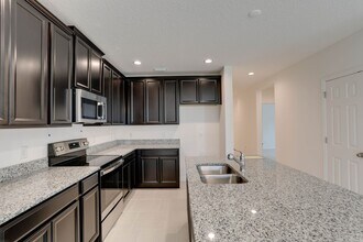 829 Avenal Ln in Davenport, FL - Building Photo - Building Photo