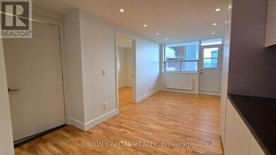 407-230-230 Oak St in Toronto, ON - Building Photo - Building Photo