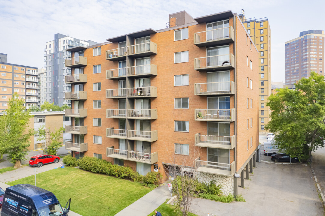 Westbury House in Calgary, AB - Building Photo