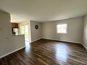 546 E Shag Bark Ln in Streamwood, IL - Building Photo - Building Photo