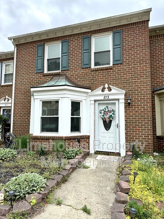 813 Mill Landing Rd in Chesapeake, VA - Building Photo