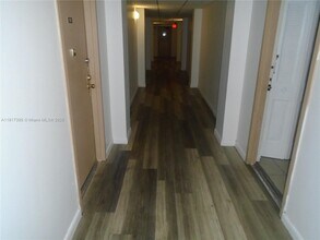 4176 Inverrary Dr in Lauderhill, FL - Foto de edificio - Building Photo