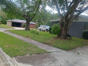 4305 Bessie Cir W in Jacksonville, FL - Foto de edificio - Building Photo