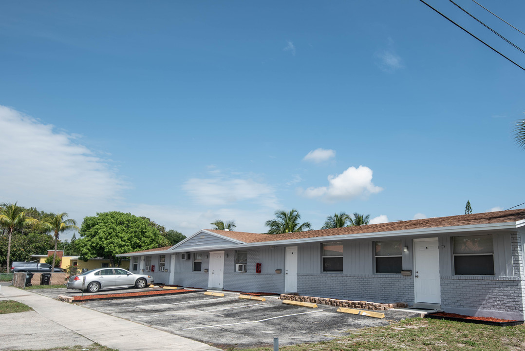 1120 12th Ave S in Lake Worth, FL - Building Photo