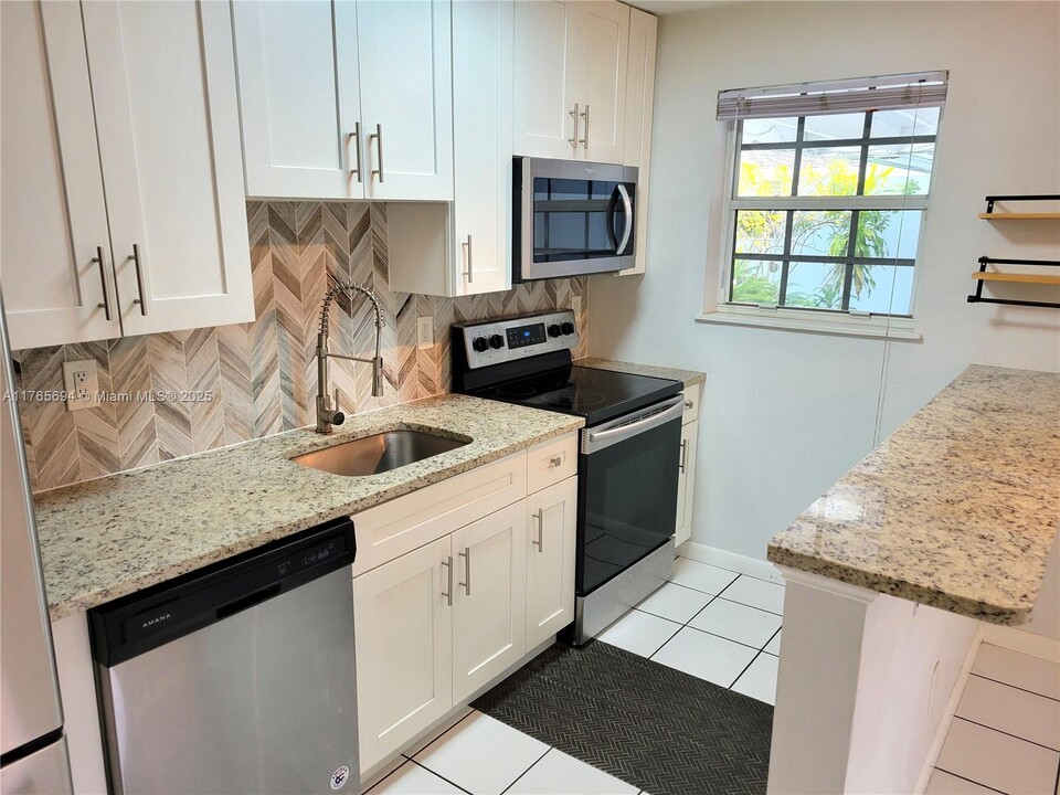 125 NW 25th St in Wilton Manors, FL - Building Photo