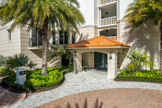 Via Delfino Condominium in Naples, FL - Foto de edificio - Building Photo