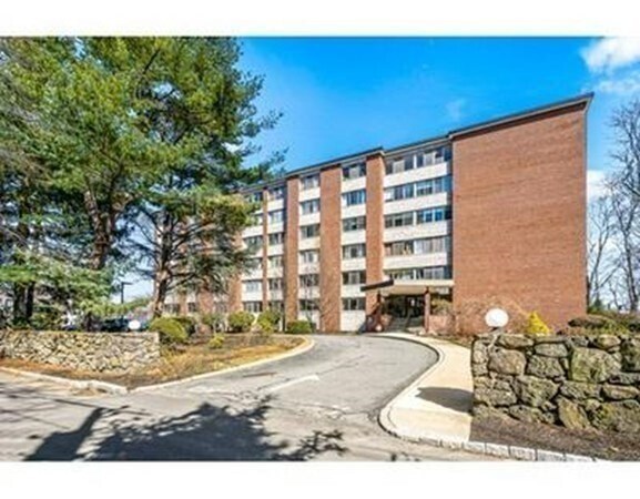 22 Chestnut Pl, Unit 311 in Brookline, MA - Foto de edificio