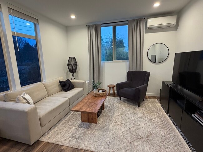 5455 25th Ave SW, Unit C in Seattle, WA - Building Photo - Building Photo