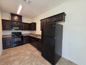 6207 Lacey Oak Dr in Hitchcock, TX - Building Photo - Building Photo
