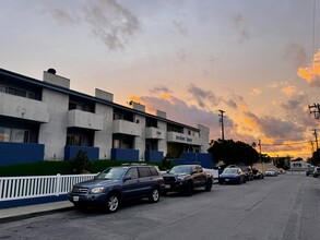 Windsor House in Manhattan Beach, CA - Building Photo - Building Photo