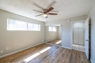Laurel Village Apartments in North Hollywood, CA - Foto de edificio - Building Photo