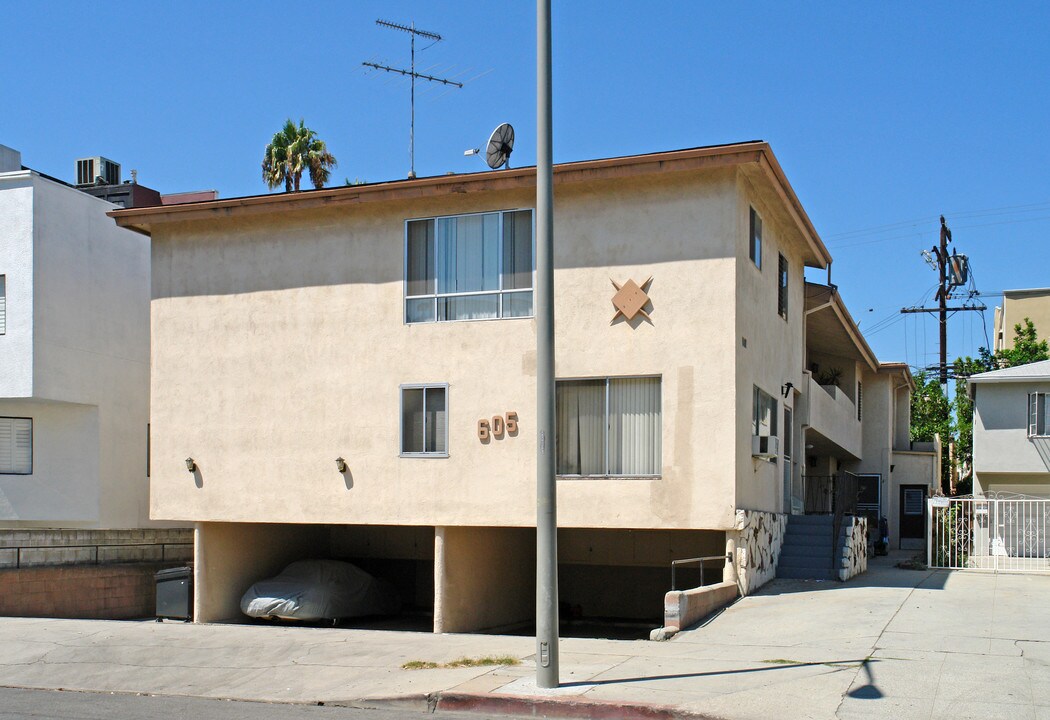 605 N Sweetzer Ave in Los Angeles, CA - Building Photo