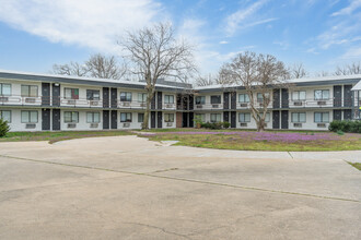 Holiday Apartments in Kansas City, MO - Building Photo - Building Photo