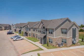 The Lofts at Valencia in Edmond, OK - Foto de edificio - Building Photo