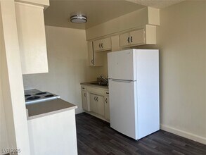 1388 E Desert Inn Rd in Las Vegas, NV - Building Photo - Building Photo