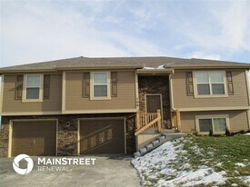 104 Golfview Dr in Pleasant Hill, MO - Building Photo