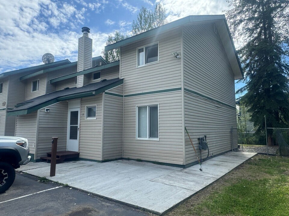 1421 24th Ave, Unit #D in Fairbanks, AK - Building Photo