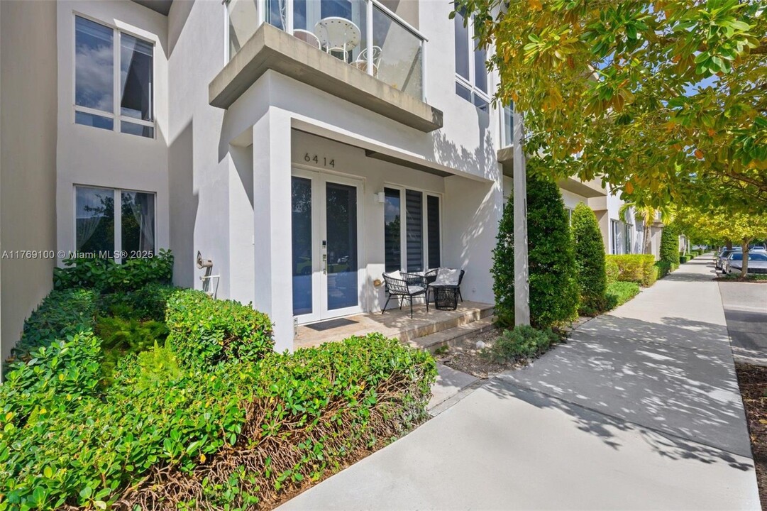 6414 NW 104th Path in Medley, FL - Building Photo