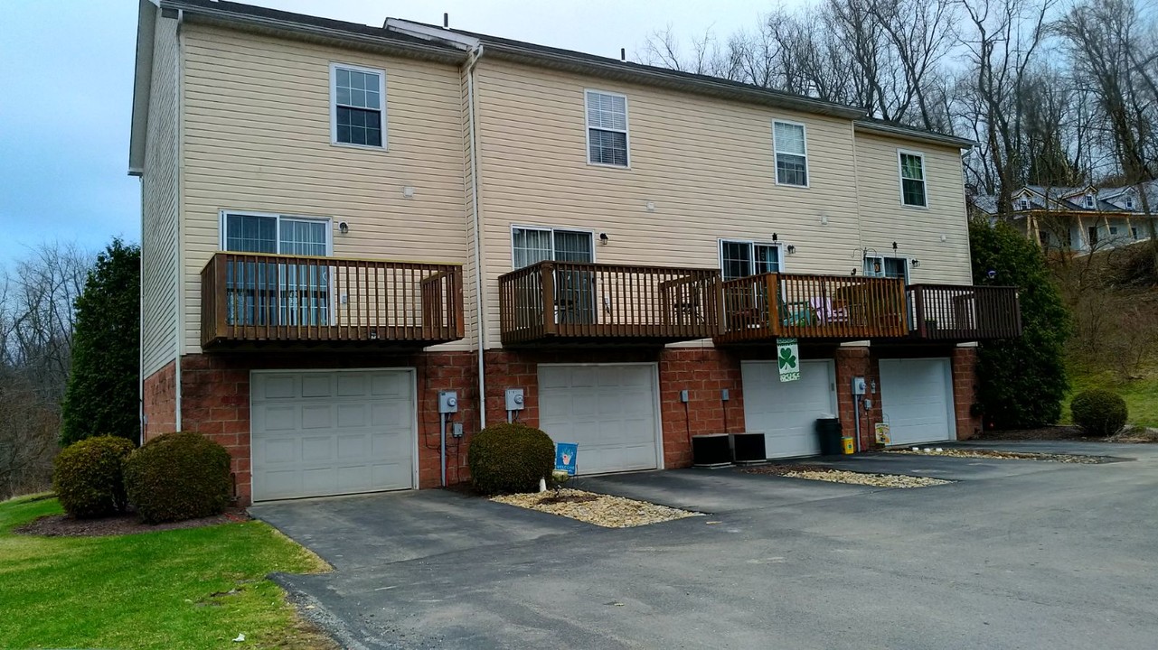 518 bush way in Greensburg, PA - Building Photo