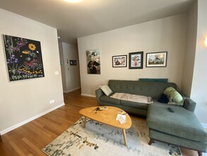 2655 W Winnemac Ave, Unit 1 in Chicago, IL - Foto de edificio - Building Photo