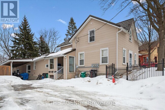 26 Bergey St in Cambridge, ON - Building Photo - Building Photo