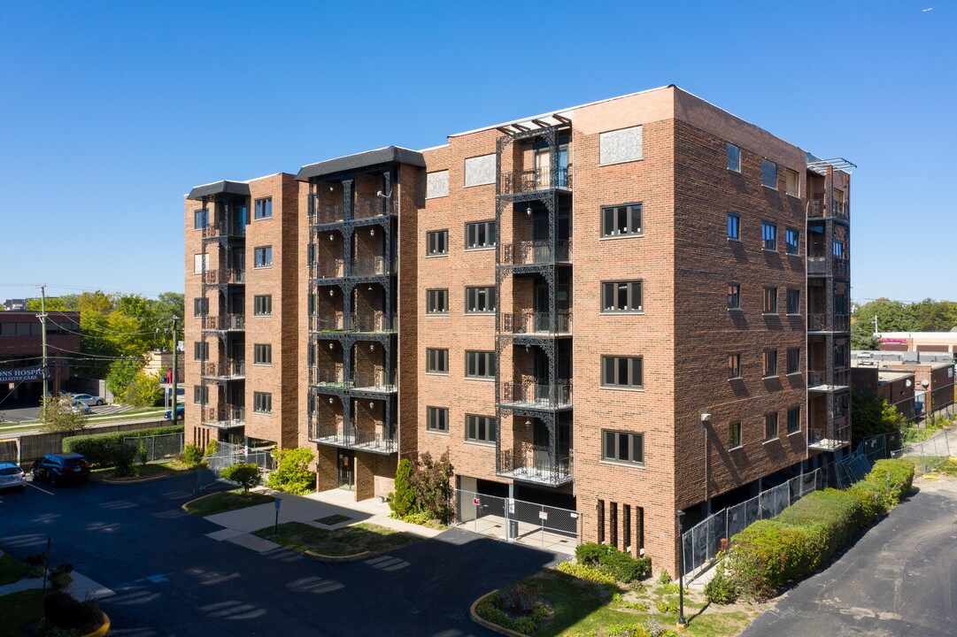 Building J in Des Plaines, IL - Foto de edificio