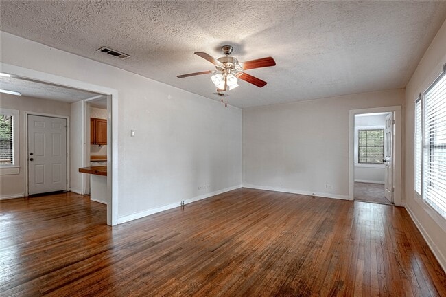 2538 Sycamore Ave in Huntsville, TX - Foto de edificio - Building Photo