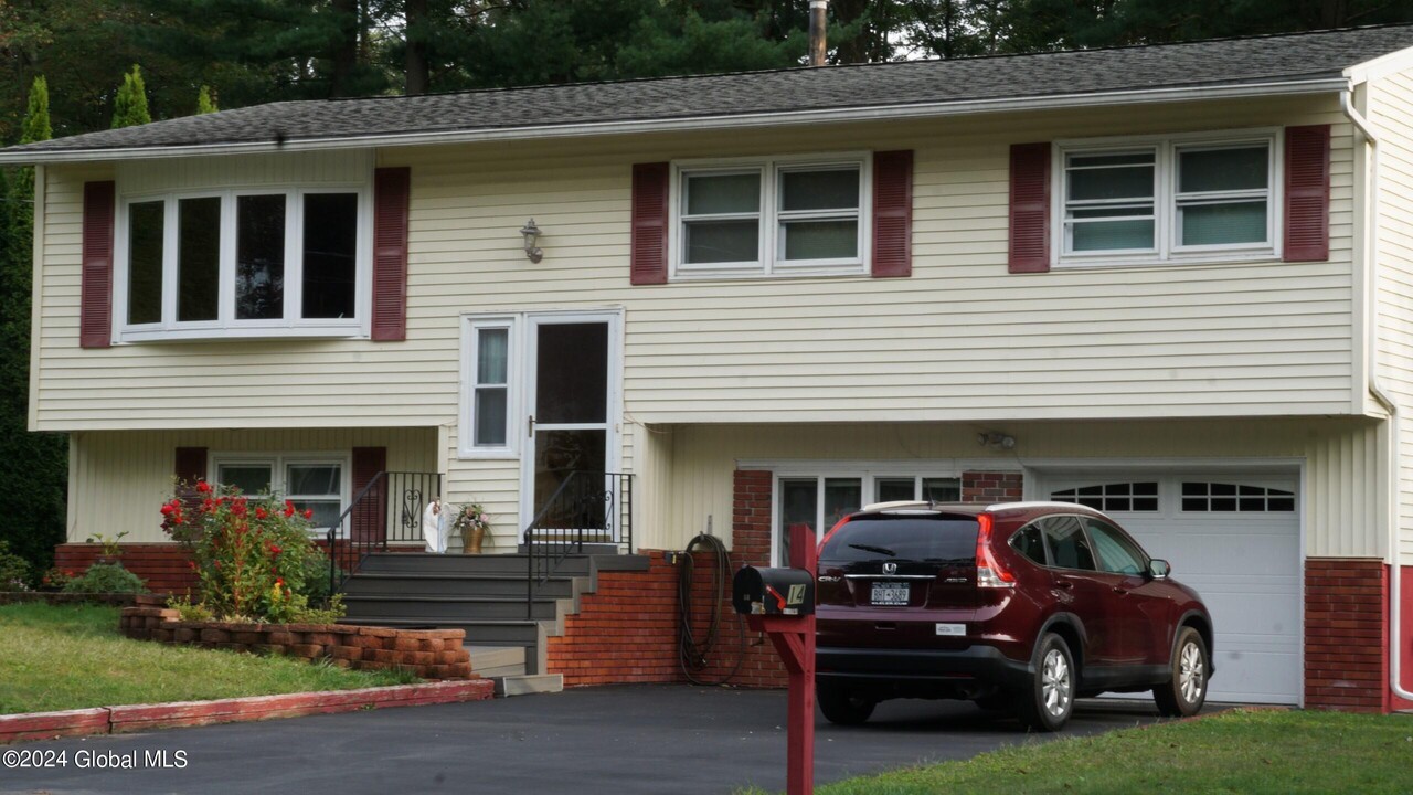 14 Apple Blossom Ln in Albany, NY - Building Photo