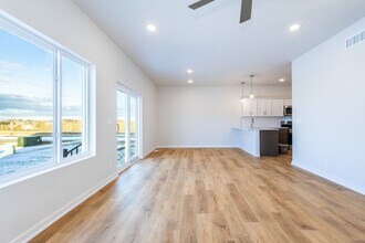 12006 Edgewater Dr in Papillion, NE - Building Photo - Building Photo