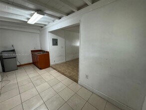 7305 NW 17th Ct, Unit D in Miami, FL - Building Photo - Building Photo