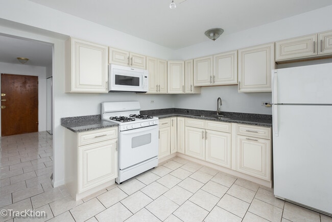 1301 S Finley Rd in Lombard, IL - Building Photo - Building Photo