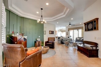 8528 Crest Hill in Las Vegas, NV - Building Photo - Building Photo