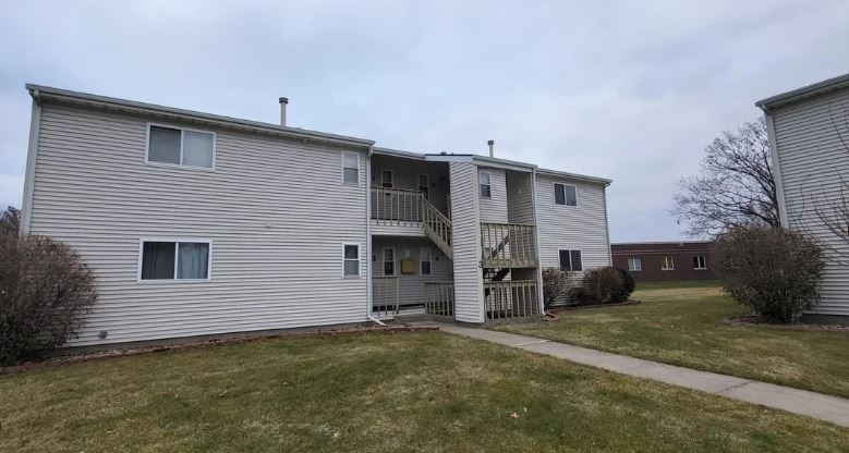 3 Coventry Ln, Unit #2 in Muscatine, IA - Building Photo