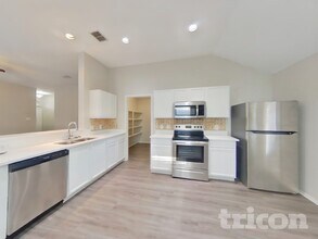 1915 Pin Oak Ln in Dallas, TX - Building Photo - Building Photo