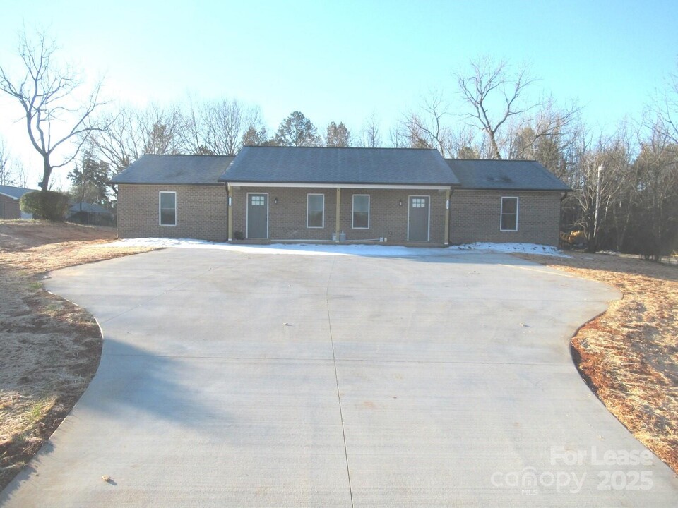 5507 Christopher Rd in Iron Station, NC - Building Photo