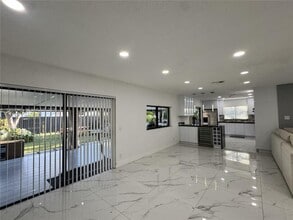 10394 Fairway Heights Blvd in Miami, FL - Building Photo - Building Photo
