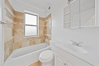 7223 N Rogers Ave, Unit 1 in Chicago, IL - Building Photo - Building Photo