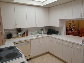 9755 NW 52nd St in Doral, FL - Building Photo - Building Photo