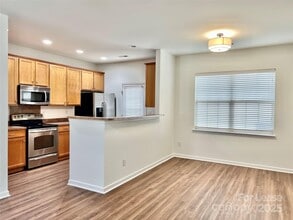 13310 Erwin Rd in Charlotte, NC - Foto de edificio - Building Photo