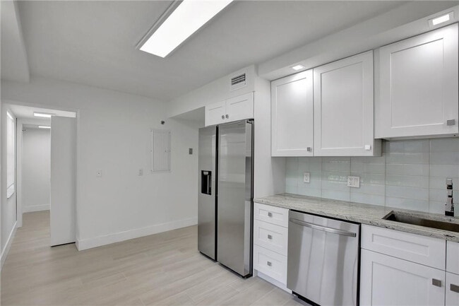 4015 W Palm Aire Dr in Pompano Beach, FL - Building Photo - Building Photo