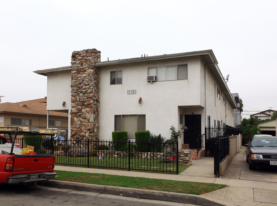 12623 Cranbrook Ave in Hawthorne, CA - Foto de edificio